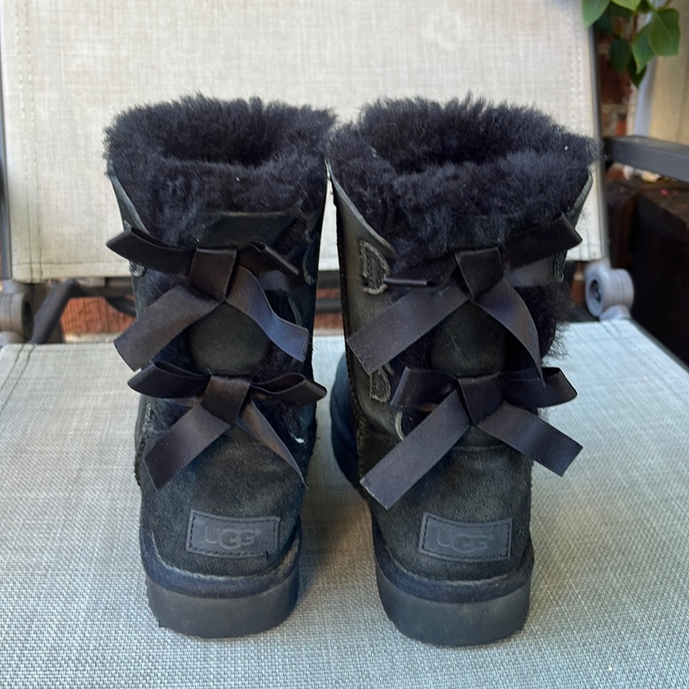 Ugg Short Bailey Bow Boots in Black